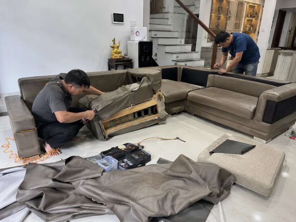 Đội ngũ thợ của xưởng đang thi công bọc lại sofa tại nhà với quy trình chuyên nghiệp và cẩn thận từng chi tiết.