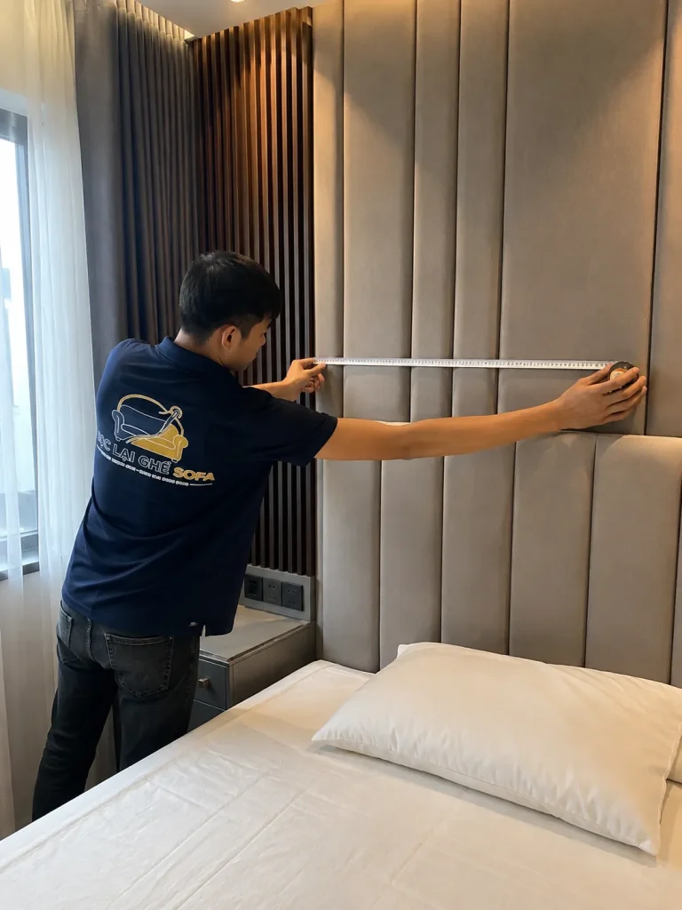 Thợ khảo sát và đo kích thước bọc nệm vách đầu giường trước khi bọc nệm